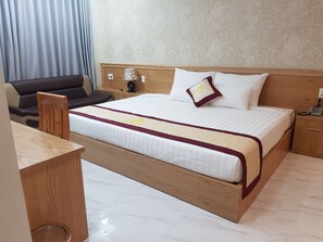 ห้องดีลักซ์ดับเบิล | เครื่องนอนระดับพรีเมียม, เตียงพร้อมฟูกเสริมที่นอน, มินิบาร์