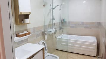 Deluxe Double Room | Bathroom | Free toiletries, hair dryer, slippers, bidet