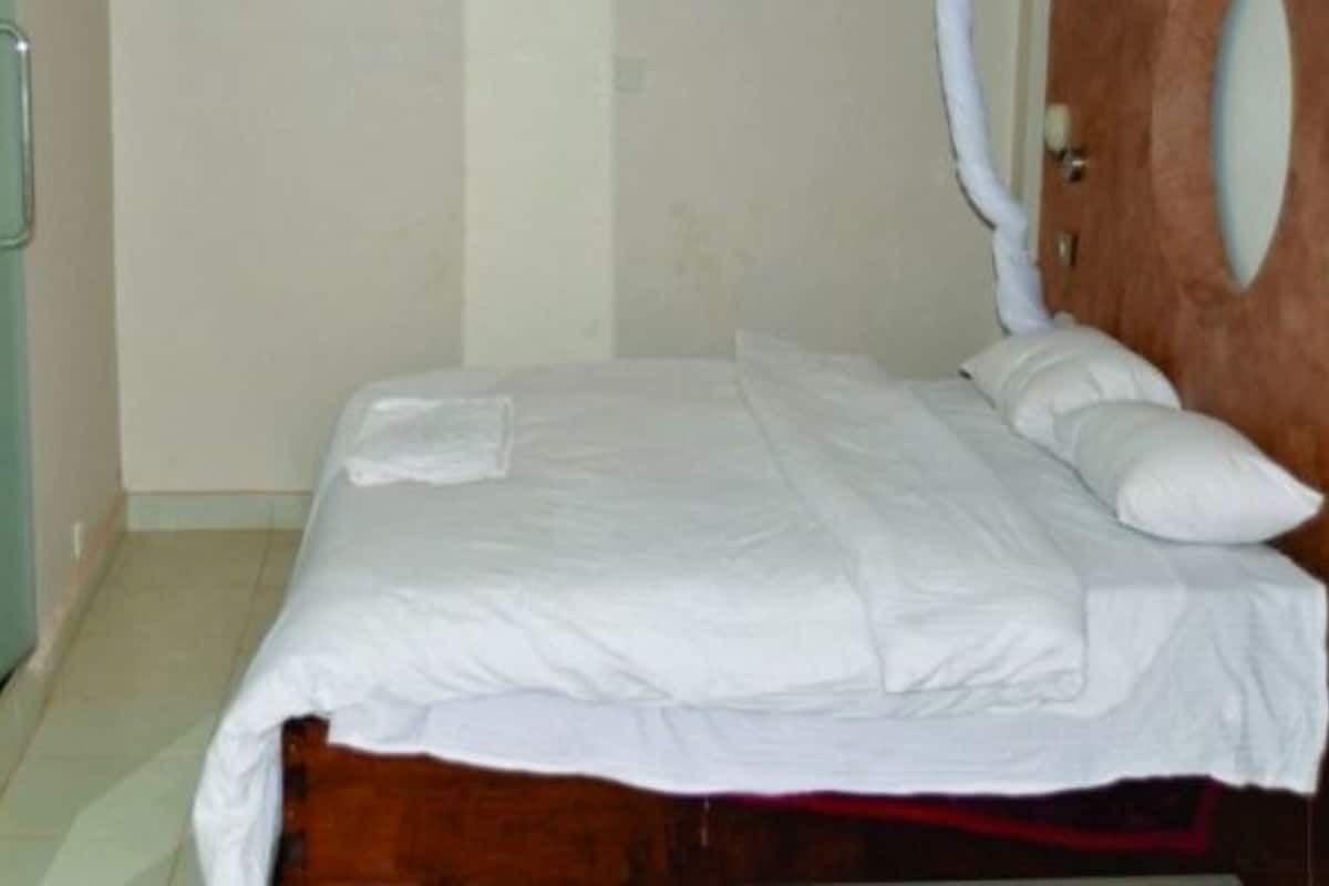 Escritorio, wifi gratis y ropa de cama