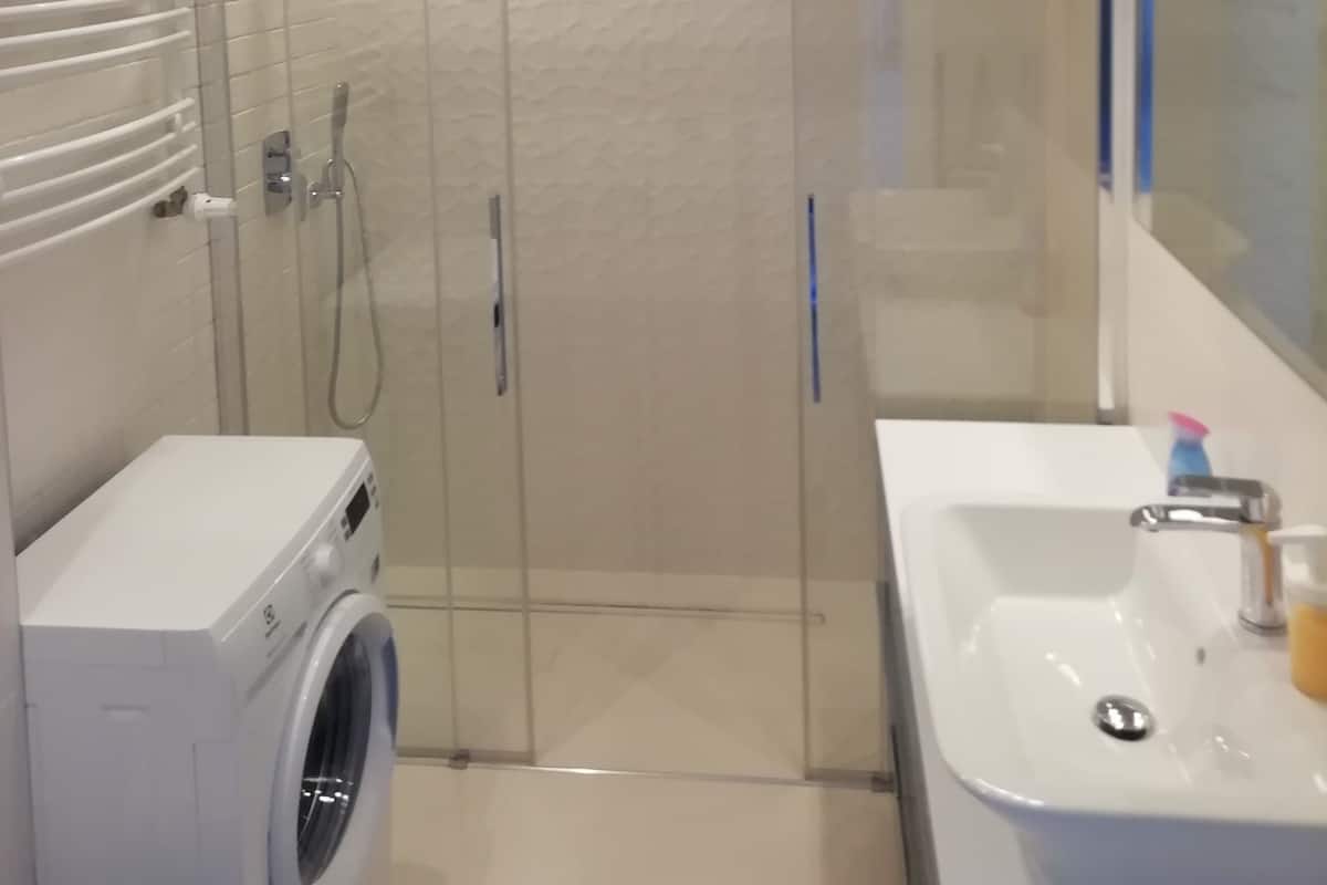 Deluxe Apartment | Bathroom | Shower
