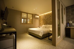 Quarto casal standard, 1 quarto, para não fumantes (Ocean View or Mountain View) | Individualmente decorados, individualmente mobiliados, escrivaninha