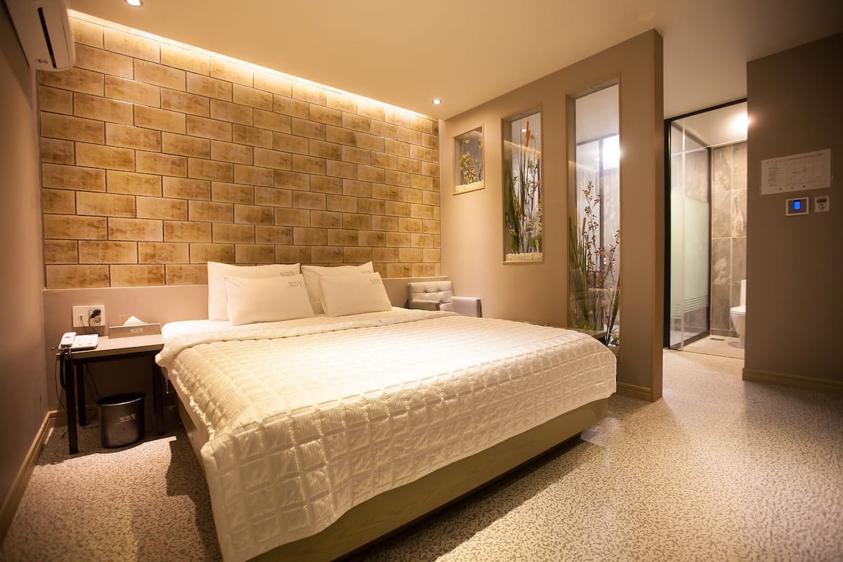 Habitación estándar doble, 1 habitación, no fumadores (Ocean View or Mountain View) | 1 dormitorio, decoración individual, mobiliario individual y escritorio