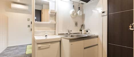 Apartment (Studio) | Private kitchenette | Fridge, microwave, stovetop, electric kettle