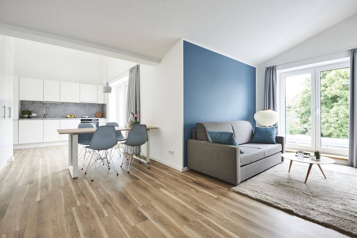 Un apartamento moderno con cocina, comedor y sala de estar.