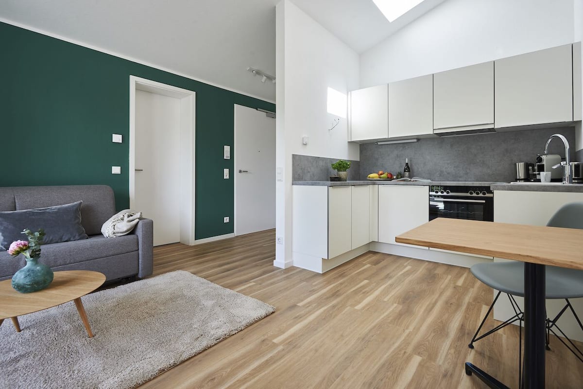 Un apartamento moderno con cocina, comedor y sala de estar.