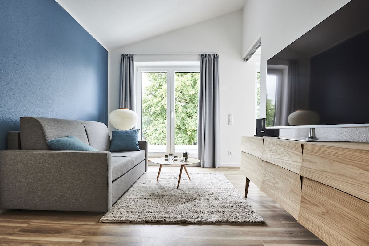 Een 49-inch smart-tv met satellietzenders en een televisie