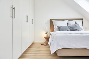 1 bedroom, premium bedding, in-room safe, desk