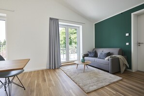 Design Apartment, 1 Bedroom, Balcony, Garden View (Apartment 13 - Green) | Living area | 49-inch Smart TV with satellite channels, TV - Boardinghome Oldenburg (Oldenburg)
