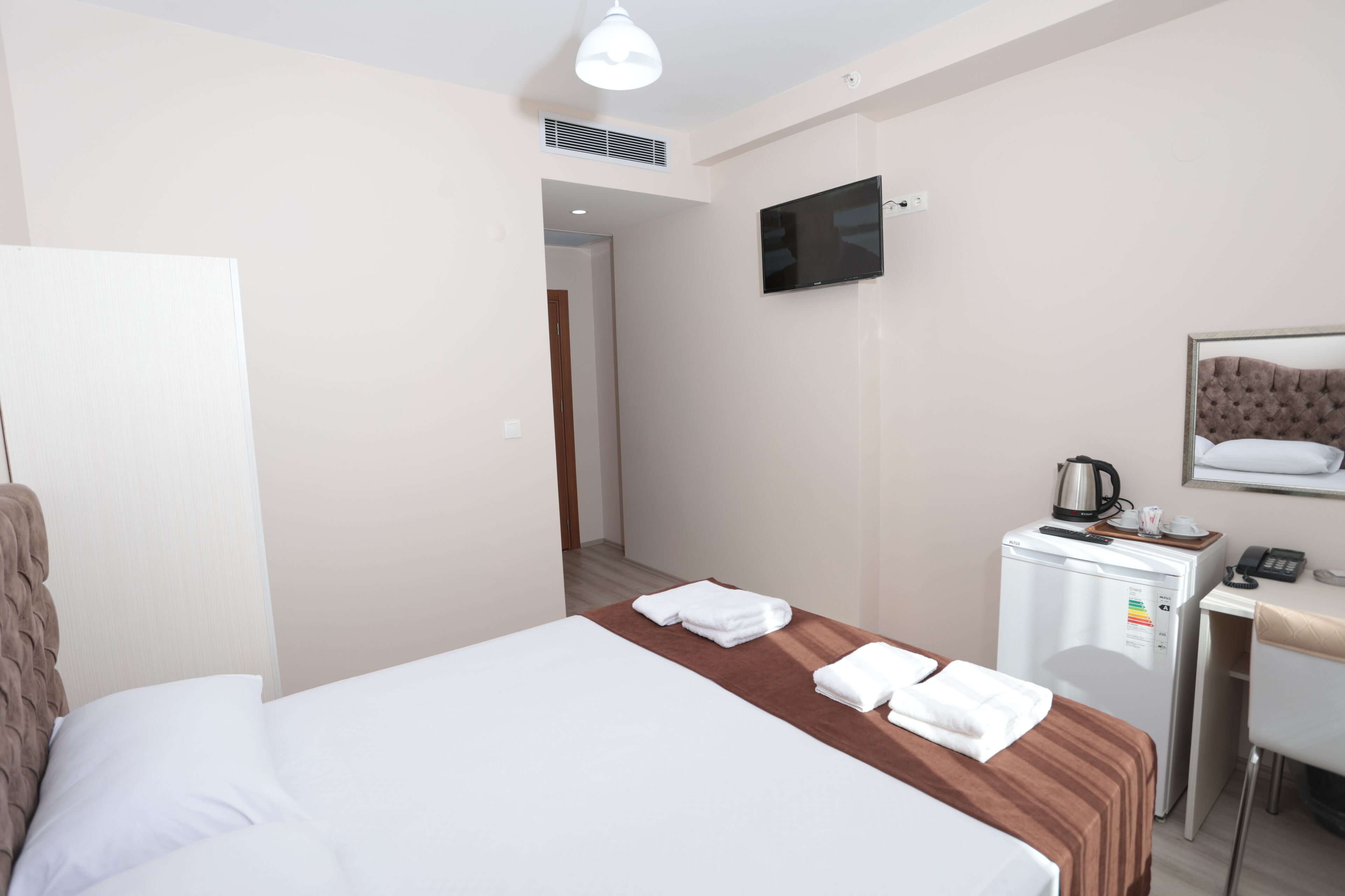 standard double room | minibar, desk, soundproofing, iron/ironing board