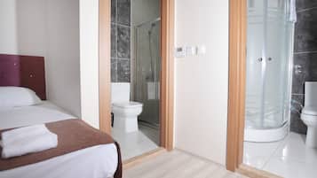Grand Quadruple Room | Bathroom