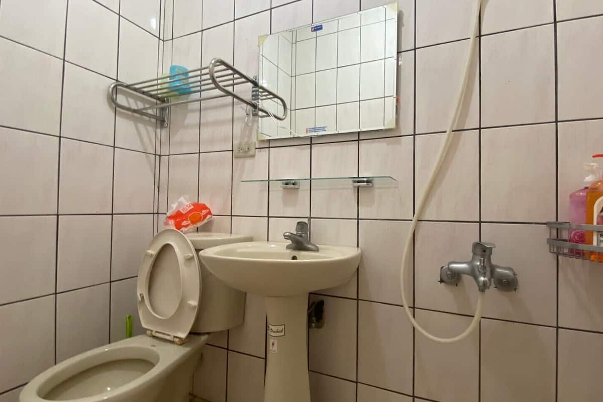 Een douche, gratis toiletartikelen, een haardroger, pantoffels
