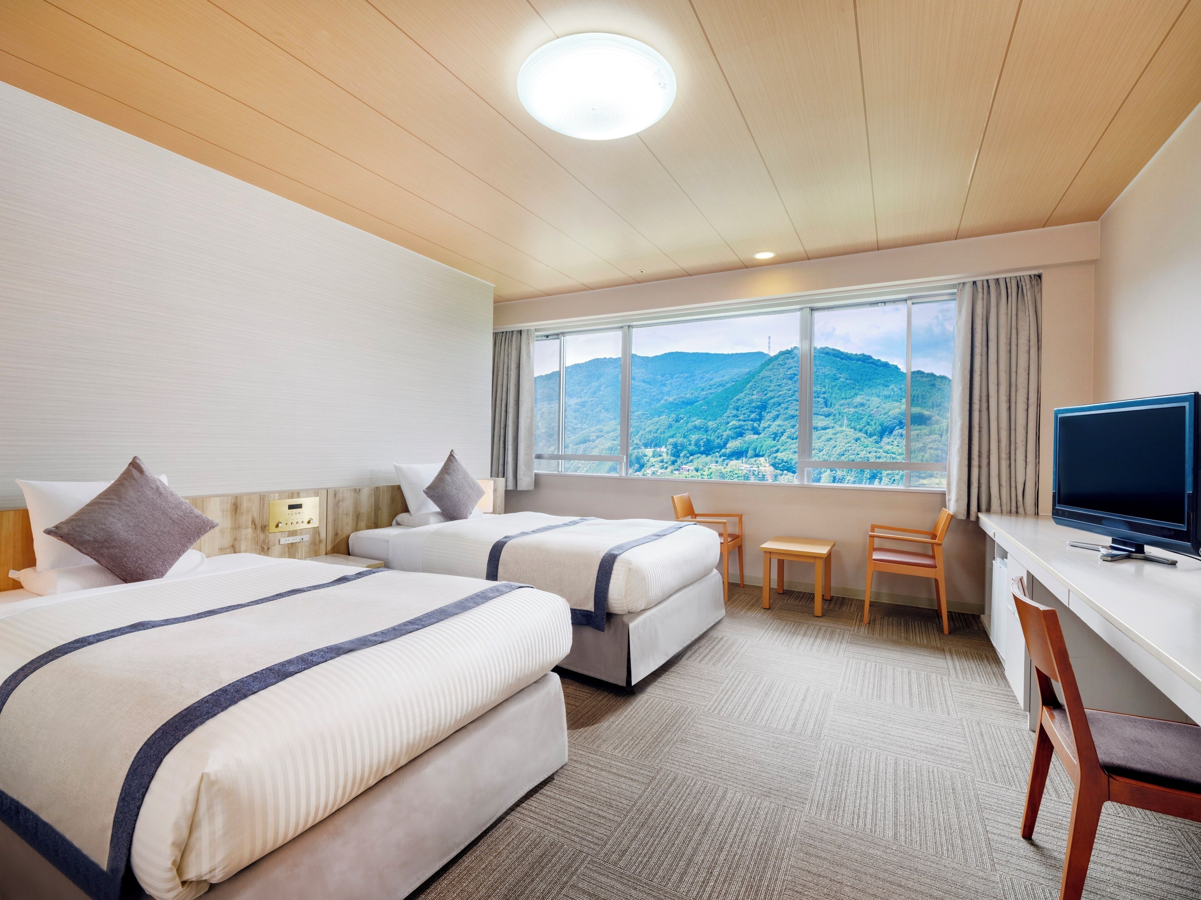 Habitación triple, no fumadores | Caja fuerte y ropa de cama