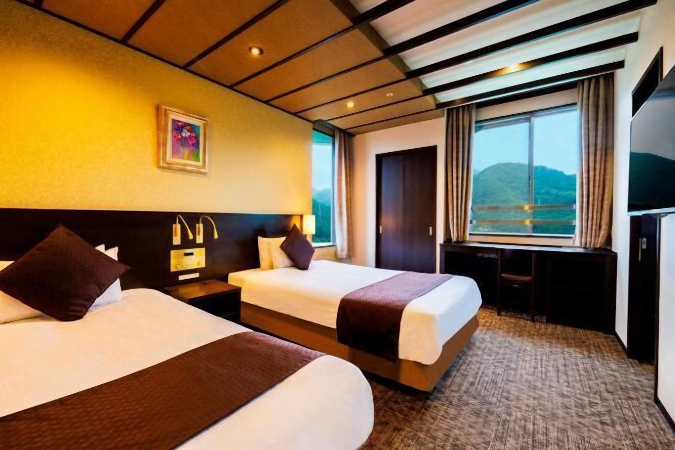 In-room safe, bed sheets