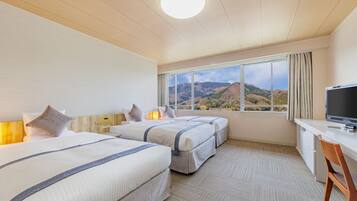 Triple Room, Non Smoking | In-room safe, bed sheets