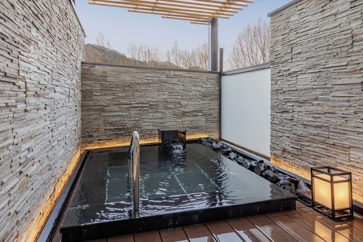 Habitación cuÔdruple superior, para no fumadores (Natural Hot Spring with open-air bath) | Baño | Amenidades de baño gratuitas, secadora de cabello, pantuflas, toallas
