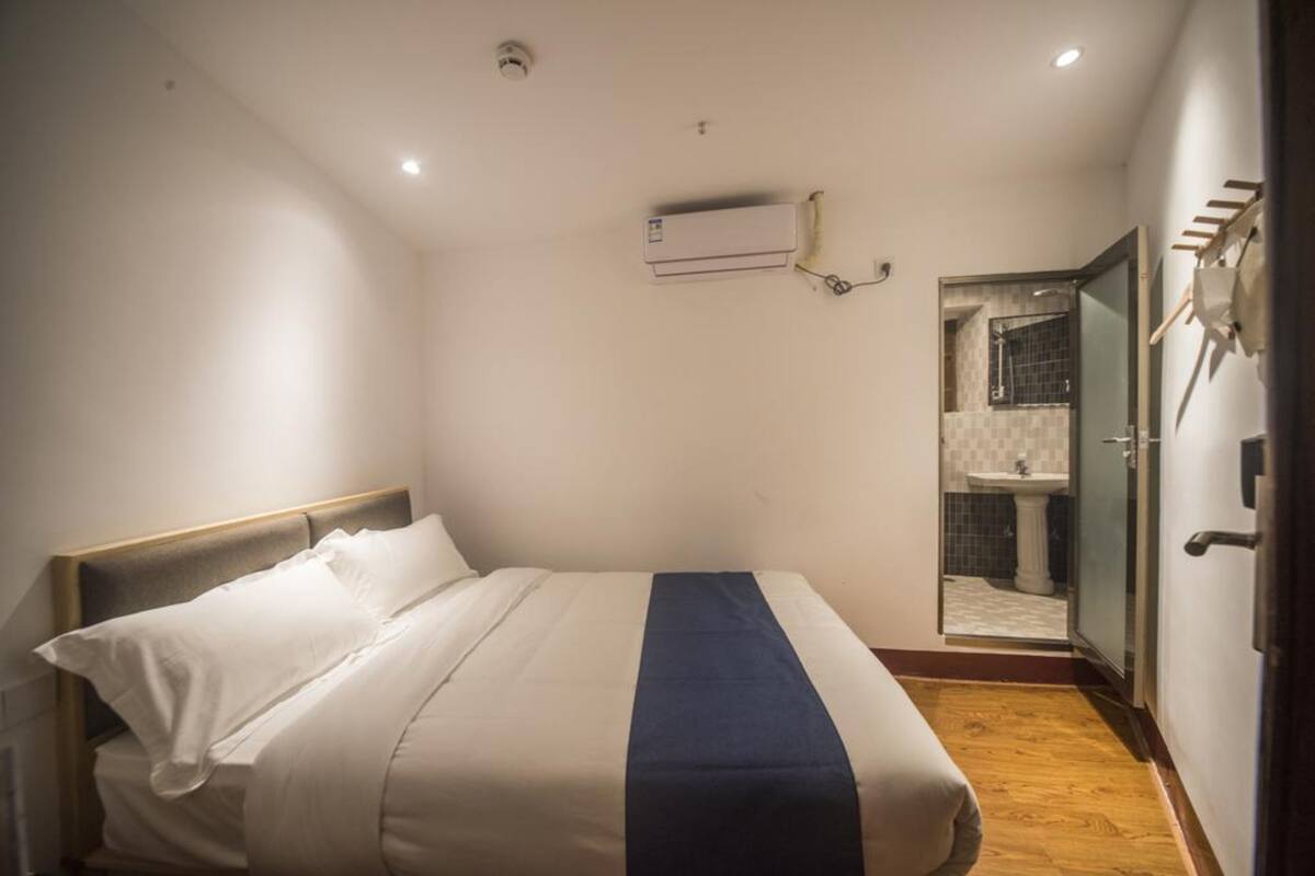 Desk, blackout curtains, free WiFi