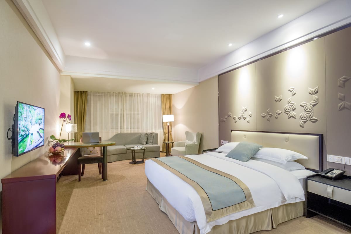Deluxe Double Room | Minibar, in-room safe, desk, blackout curtains