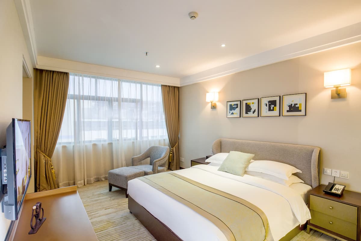 Executive Suite | Minibar, in-room safe, desk, blackout curtains
