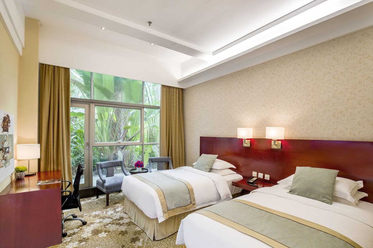 Design Twin Room | Minibar, in-room safe, desk, blackout curtains