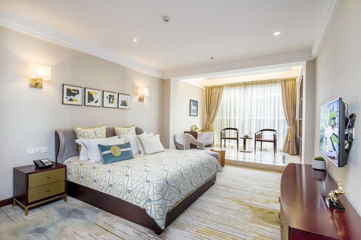 Design Suite | 1 bedroom, minibar, in-room safe, desk