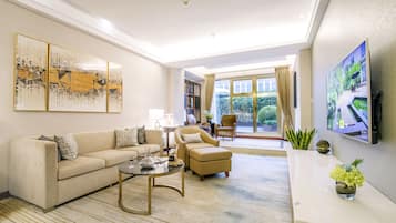 Design Suite | Minibar, in-room safe, desk, blackout drapes