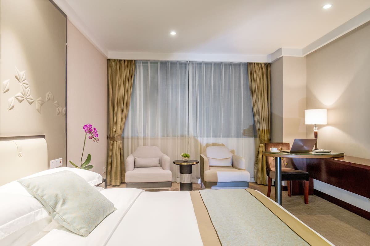 Executive Double Room | Minibar, in-room safe, desk, blackout curtains