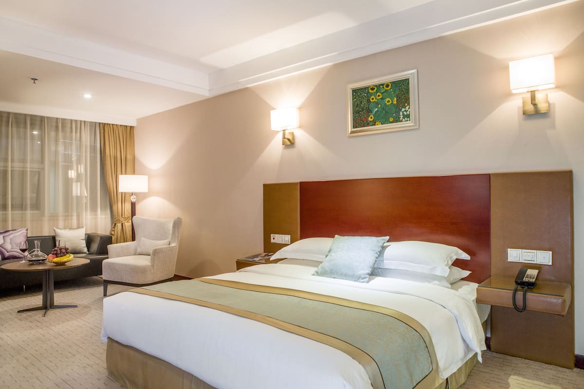 Business Double Room | Minibar, in-room safe, desk, blackout curtains