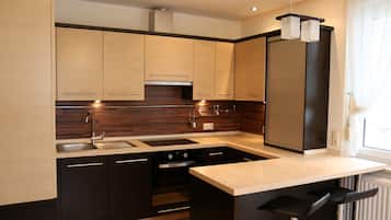 Apartamento | Cocina privada | Horno, placa de cocina, lavavajillas y hervidor eléctrico