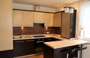 Departamento | Cocina privada | Horno, parrilla de estufa, lavavajillas y tetera eléctrica 