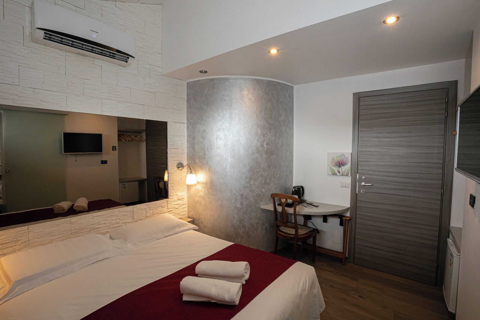 Business Double or Twin Room | Desk, laptop workspace, free WiFi, bed sheets