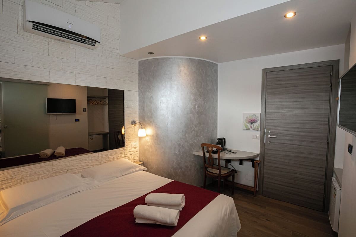 Business Double or Twin Room | Desk, laptop workspace, free WiFi, bed sheets