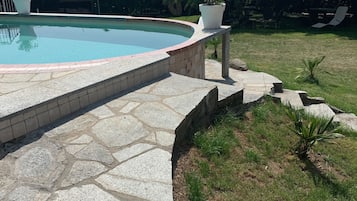 Una piscina al aire libre de temporada