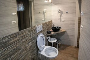 Standard Double or Twin Room | Bathroom