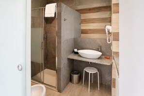 Double or Twin Room (Standard Plus) | Bathroom sink - Villa Cuore (Tavernerio)
