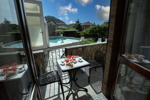 Double or Twin Room, Pool View (Superior Plus) | Desk, laptop workspace, free WiFi, bed sheets - Villa Cuore (Tavernerio)