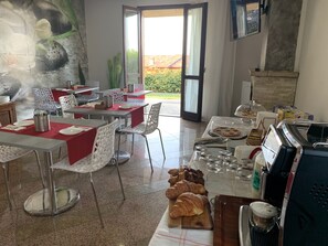 Daily buffet breakfast (EUR 10 per person) - Villa Cuore (Tavernerio)