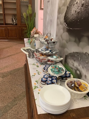 Tägliches Frühstücksbuffet (10 EUR pro Person)