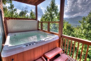 Outdoor spa tub - Relax & Unwind at Ritz on the Rocks! Dog Friendly, Hot Tub, Near Wineries! (Cleveland)