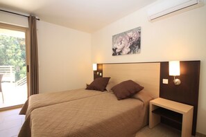 Individually decorated, individually furnished, desk, blackout drapes - Hotel Costa Rossa (Ota)