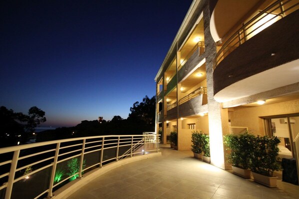 A multi-story building with a balcony and potted plants. - Hotel Costa Rossa (Ota)