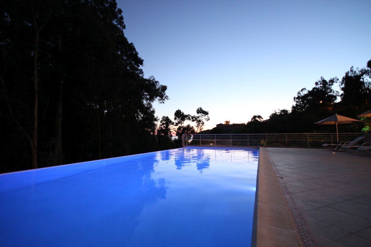 Außenpool (je nach Saison geöffnet), Sonnenschirme, Liegestühle