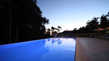 AuĂenpool (je nach Saison geöffnet), Sonnenschirme, LiegestĂŒhle