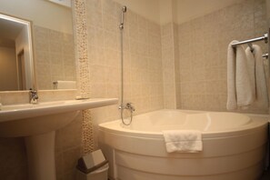 A bathroom with a bathtub, a sink, and a shower. - Hotel Costa Rossa (Ota)