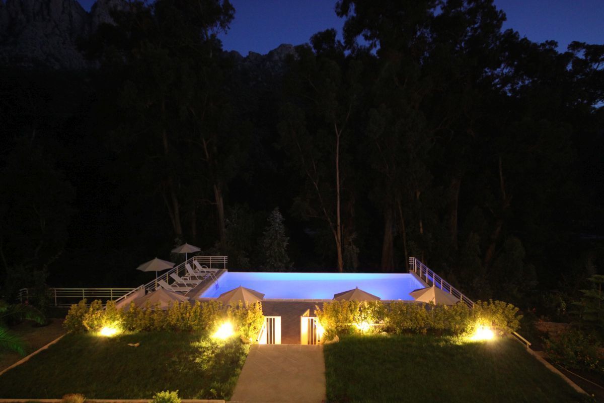 Seasonal outdoor pool, pool umbrellas, sun loungers