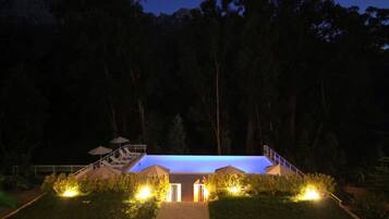 Een seizoensgebonden buitenzwembad en parasols bij het zwembad