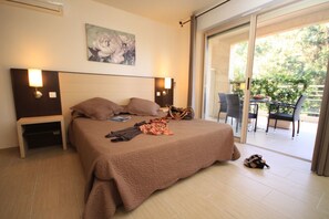 Individually decorated, individually furnished, desk, blackout drapes - Hotel Costa Rossa (Ota)