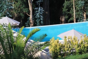 Seasonal outdoor pool, pool umbrellas, sun loungers - Hotel Costa Rossa (Ota)