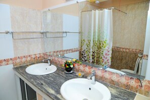Familienzimmer | Badezimmer | Dusche, kostenlose Toilettenartikel, Hausschuhe, Handtücher