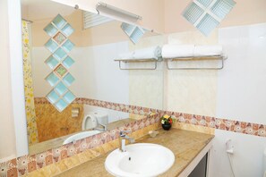 Deluxe Double or Twin Room | Bathroom | Shower, free toiletries, slippers, towels