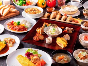 Une variété de plats, notamment des sushis, du riz et de la soupe, ce qui laisse supposer un choix de repas très diversifié.